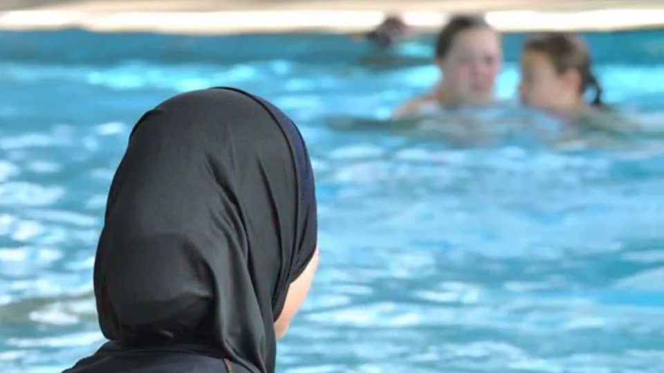 Žena ve Francii dostala pokutu za koupání v burkinách